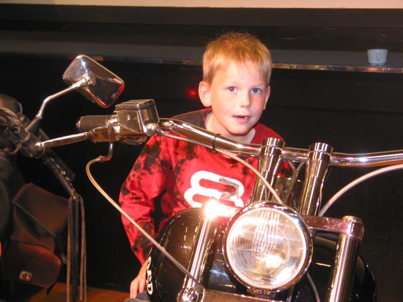  IMG_2509.jpg </br ><small> 2003-05-04 12:38</br >Canon PowerShot G2 21mm 1/30s f/2.5 </small>