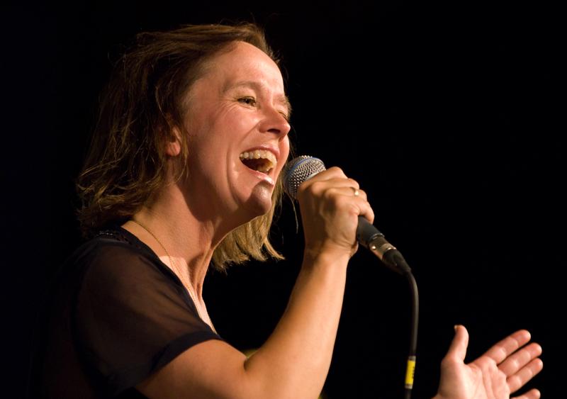 featured.jpg </br >Koncert med Anne Dorte Michelsen</br > <small> 2007-07-23 21:56</br >NIKON D200 190mm 1/100s f/4 ISO 800</small>