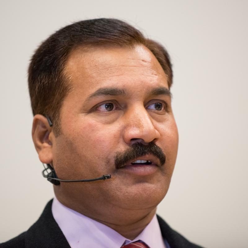  20121028_PB8_3448.JPG </br >Latif Masih</br > <small> 2012-10-28 13:18</br >NIKON D800 + 70.0-200.0 mm f/2.8<br /> 200mm 1/100s f/2.8 ISO 6400</small>