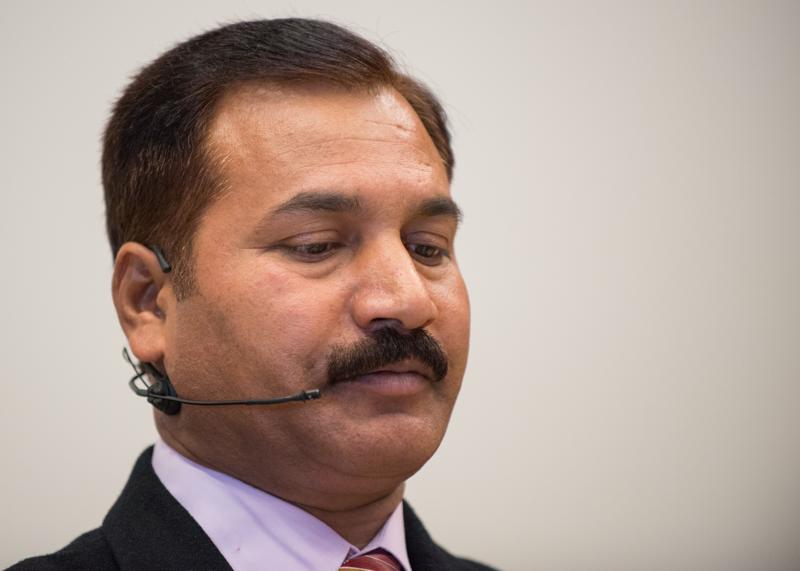  20121028_PB8_3452.JPG </br >Latif Masih</br > <small> 2012-10-28 13:19</br >NIKON D800 + 70.0-200.0 mm f/2.8<br /> 200mm 1/100s f/2.8 ISO 6400</small>