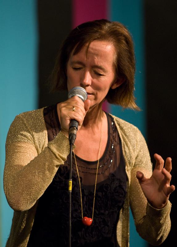  D2C_0682.jpg </br >Koncert med Anne Dorte Michelsen</br > <small> 2007-07-23 21:22</br >NIKON D200 200mm 1/160s f/4 ISO 800</small>