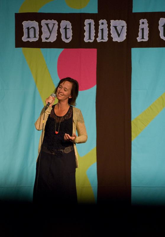  D2C_0712.jpg </br >Koncert med Anne Dorte Michelsen</br > <small> 2007-07-23 21:36</br >NIKON D200 135mm 1/200s f/4 ISO 800</small>