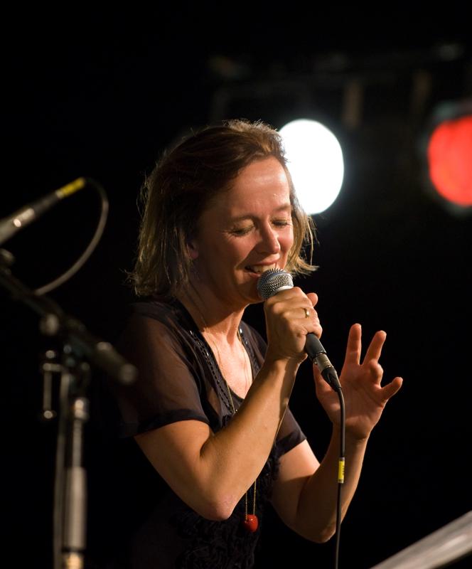  D2C_0764.jpg </br >Koncert med Anne Dorte Michelsen</br > <small> 2007-07-23 21:57</br >NIKON D200 200mm 1/80s f/4 ISO 800</small>