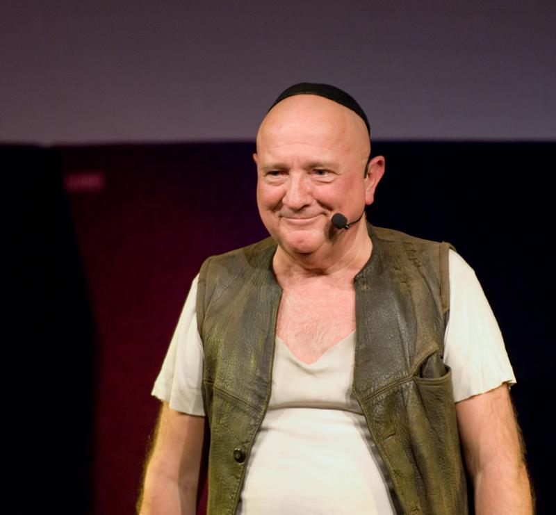  D2C_1145.jpg </br >Ebbe Trenskow</br > <small> 2007-07-25 23:02</br >NIKON D200 200mm 1/30s f/2.8 ISO 800</small>