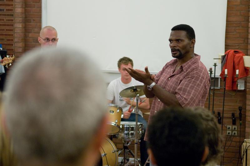  D2C_1358.jpg </br >Gospel med Ken Anderson</br > <small> 2007-07-27 11:47</br >NIKON D200 55mm 1/60s f/2.8 ISO 800</small>