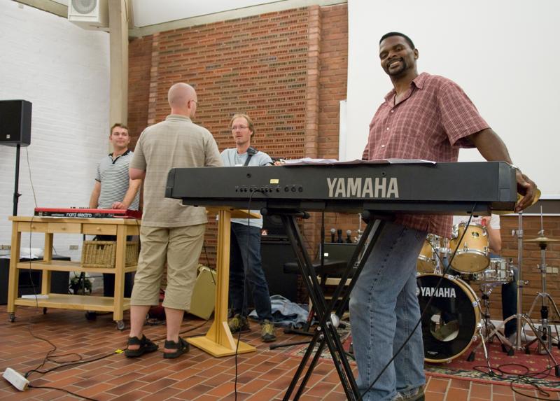  D2C_1362.jpg </br >Gospel med Ken Anderson</br > <small> 2007-07-27 11:48</br >NIKON D200 17mm 1/40s f/2.8 ISO 800</small>