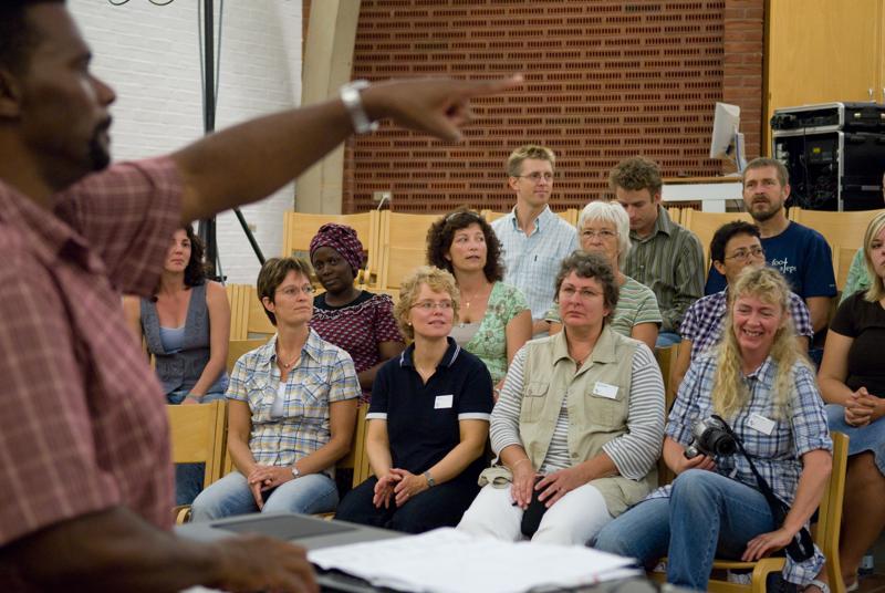  D2C_1368.jpg </br >Gospel med Ken Anderson</br > <small> 2007-07-27 11:50</br >NIKON D200 48mm 1/60s f/2.8 ISO 800</small>