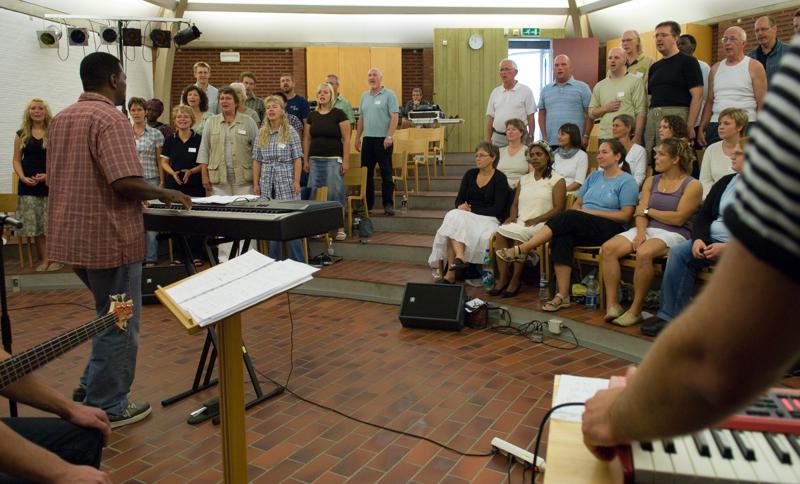  D2C_1373.jpg </br >Gospel med Ken Anderson</br > <small> 2007-07-27 11:52</br >NIKON D200 17mm 1/45s f/4 ISO 800</small>