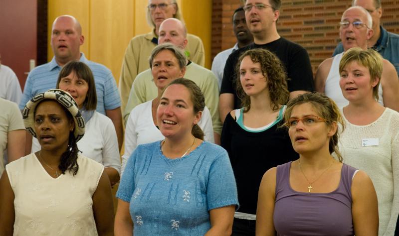  D2C_1375.jpg </br >Gospel med Ken Anderson</br > <small> 2007-07-27 11:53</br >NIKON D200 55mm 1/40s f/4 ISO 800</small>