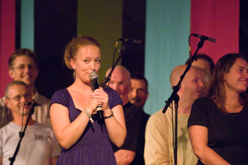  D2C_1441.jpg </br >Gospel med Ken Anderson</br > <small> 2007-07-27 22:23</br >NIKON D200 190mm 1/50s f/2.8 ISO 3200</small>