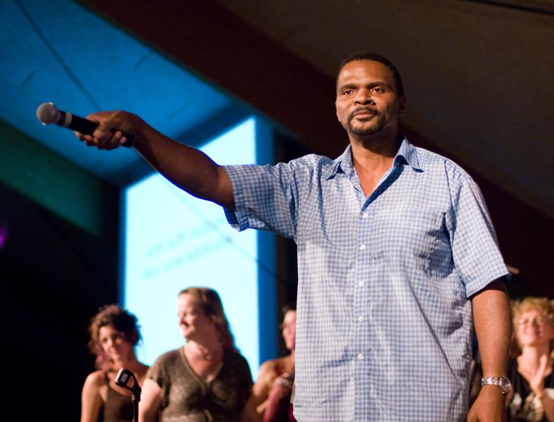  D2C_1465.jpg </br >Gospel med Ken Anderson</br > <small> 2007-07-27 22:32</br >NIKON D200 50mm 1/40s f/1.8 ISO 800</small>