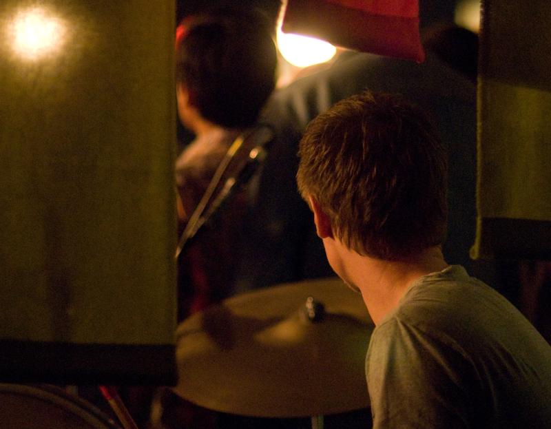  D2C_1475.jpg </br >Gospel med Ken Anderson</br > <small> 2007-07-27 22:35</br >NIKON D200 85mm 1/160s f/1.8 ISO 1600</small>