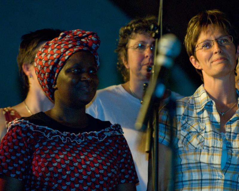  D2C_1486.jpg </br >Gospel med Ken Anderson</br > <small> 2007-07-27 22:45</br >NIKON D200 200mm 1/30s f/2.8 ISO 800</small>