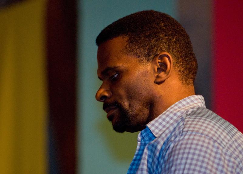  D2C_1487.jpg </br >Gospel med Ken Anderson</br > <small> 2007-07-27 22:46</br >NIKON D200 200mm 1/30s f/2.8 ISO 800</small>