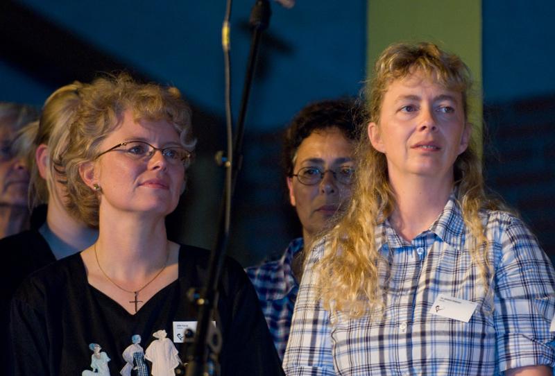  D2C_1499.jpg </br >Gospel med Ken Anderson</br > <small> 2007-07-27 22:50</br >NIKON D200 200mm 1/30s f/2.8 ISO 800</small>