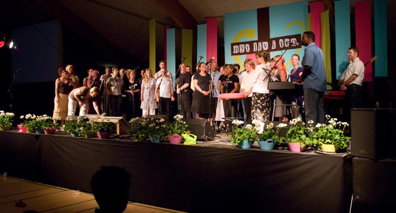  D2C_1506.jpg </br >Gospel med Ken Anderson</br > <small> 2007-07-27 22:59</br >NIKON D200 17mm 1/20s f/2.8 ISO 800</small>