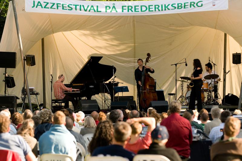  D3C_2498.jpg </br ><small> 2008-07-12 18:56</br >NIKON D300 135mm 1/640s f/4 ISO 200</small>