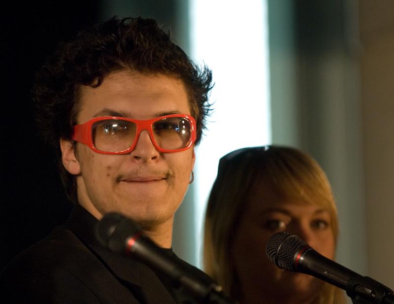  D2C_8979.jpg </br ><small> 2007-04-27 18:04</br >NIKON D200 200mm 1/125s f/2.8 ISO 800</small>