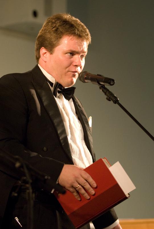  D2C_9023.jpg </br ><small> 2007-04-27 19:27</br >NIKON D200 102mm 1/45s f/2.8 ISO 800</small>