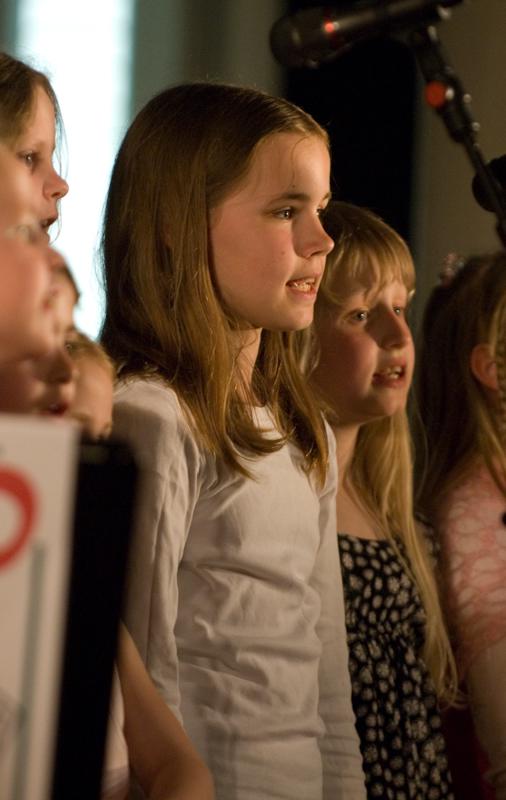  D2C_9035.jpg </br ><small> 2007-04-27 19:35</br >NIKON D200 200mm 1/100s f/2.8 ISO 800</small>