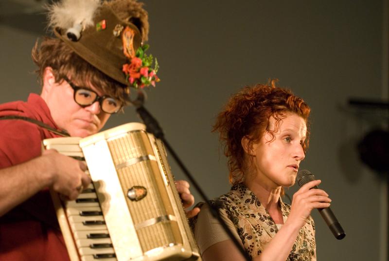  D2C_9075.jpg </br ><small> 2007-04-27 20:02</br >NIKON D200 120mm 1/50s f/2.8 ISO 800</small>