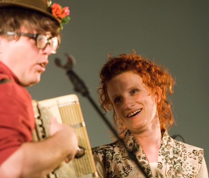  D2C_9077.jpg </br ><small> 2007-04-27 20:02</br >NIKON D200 150mm 1/40s f/2.8 ISO 800</small>