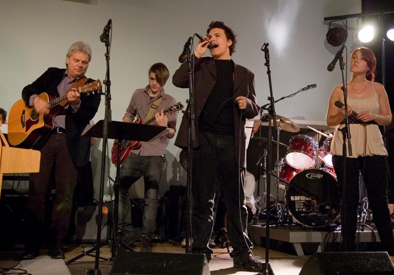  _DSC1020.jpg </br ><small> 2007-04-27 19:27</br >NIKON D70 26mm 1/80s f/2.8 ISO 800</small>