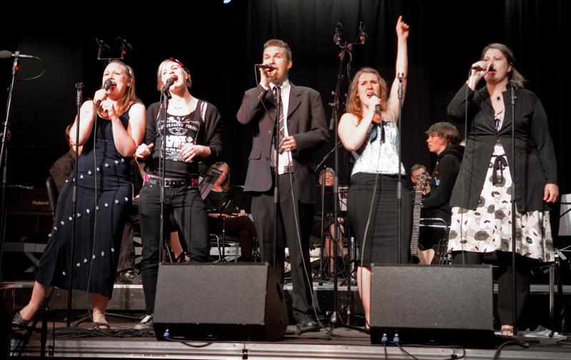  D2C_8373.jpg </br ><small> 2009-05-04 21:38</br >NIKON D200 35mm 1/80s f/2.8 ISO 800</small>