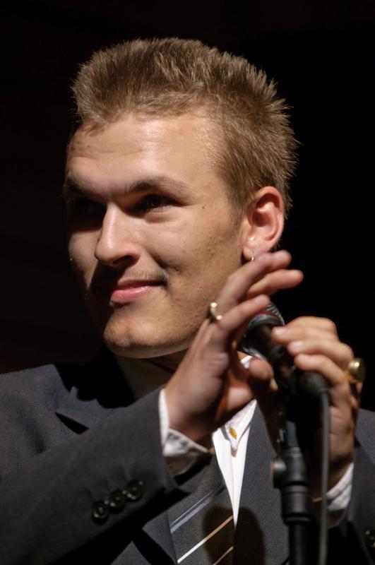  D3C_7615.jpg </br ><small> 2009-05-04 19:16</br >NIKON D300 200mm 1/250s f/4 ISO 400</small>