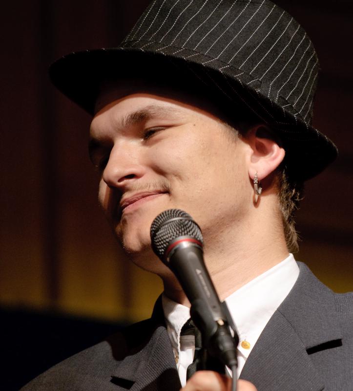  D3C_7719.jpg </br ><small> 2009-05-04 20:10</br >NIKON D300 200mm 1/125s f/4 ISO 400</small>