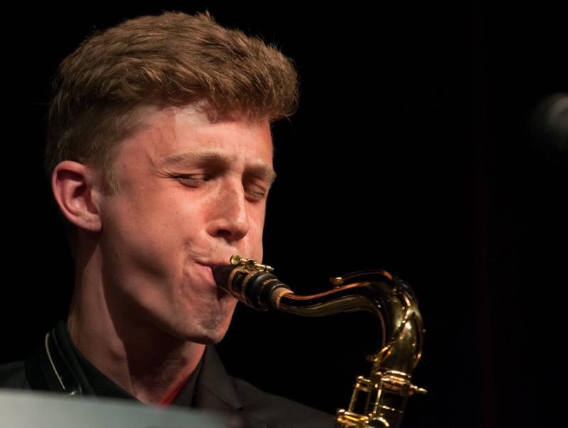  D3C_1751.JPG </br ><small> 2012-06-14 19:47</br >NIKON D300 + 70.0-200.0 mm f/2.8<br /> 200mm 1/250s f/4 ISO 1000</small>