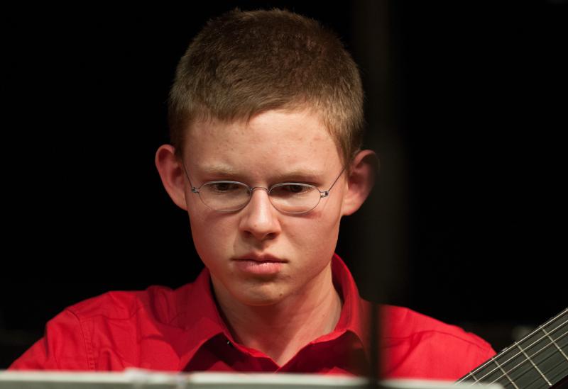  D3C_1860.JPG </br ><small> 2012-06-14 21:06</br >NIKON D300 + 70.0-200.0 mm f/2.8<br /> 180mm 1/400s f/3.2 ISO 1000</small>