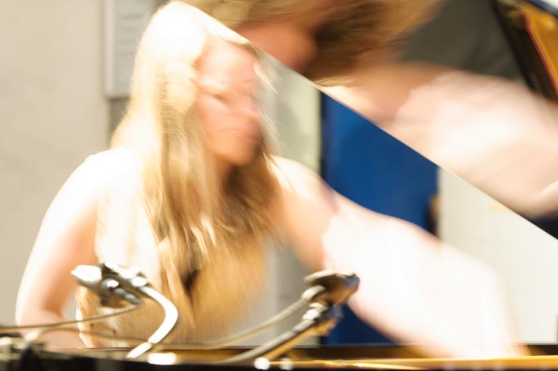  D3C_1716.JPG </br ><small> 2012-06-14 19:27</br >NIKON D300 + 70.0-200.0 mm f/2.8<br /> 98mm 1/8s f/3.2 ISO 1000</small>