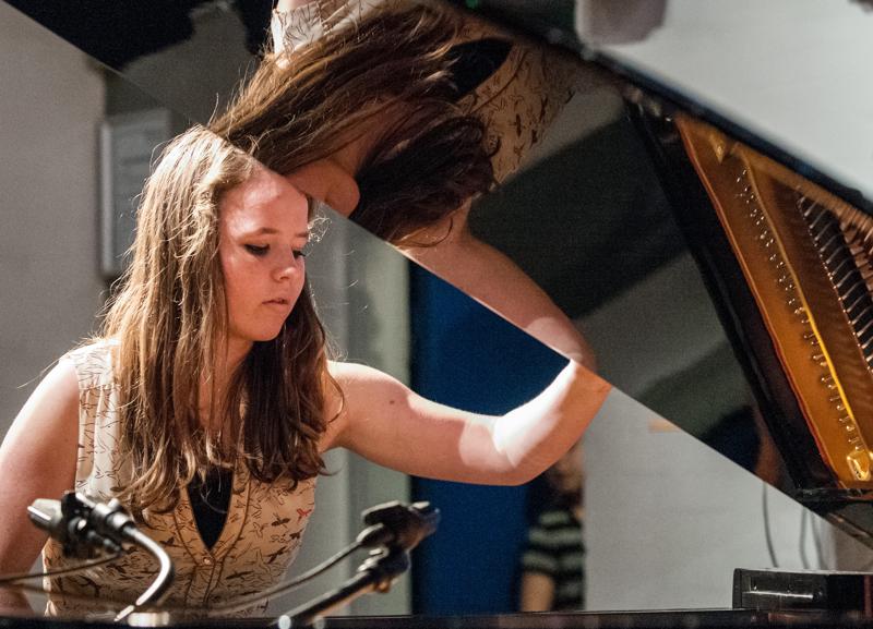  D3C_1718.JPG </br ><small> 2012-06-14 19:28</br >NIKON D300 + 70.0-200.0 mm f/2.8<br /> 90mm 1/160s f/3.2 ISO 6400</small>