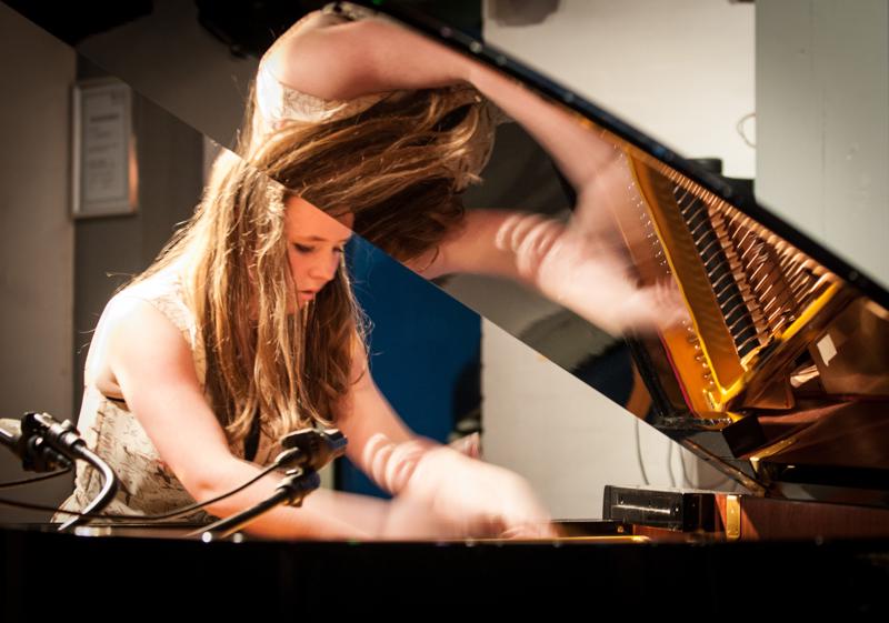  D3C_1722.JPG </br ><small> 2012-06-14 19:29</br >NIKON D300 + 70.0-200.0 mm f/2.8<br /> 70mm 1/20s f/3.2 ISO 1000</small>