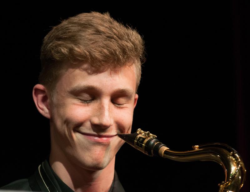  D3C_1741.JPG </br ><small> 2012-06-14 19:44</br >NIKON D300 + 70.0-200.0 mm f/2.8<br /> 200mm 1/200s f/4 ISO 1000</small>