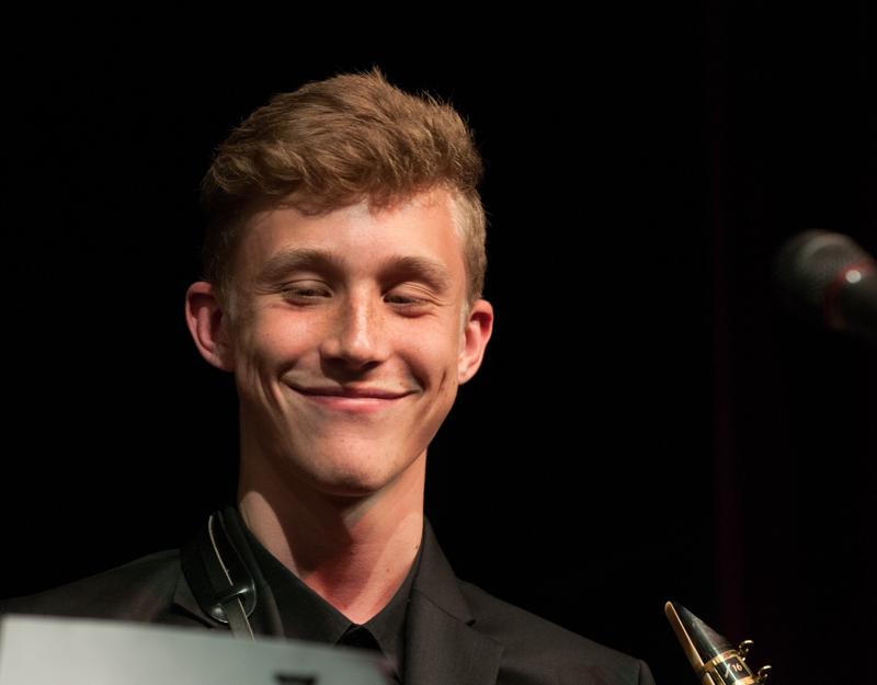  D3C_1762.JPG </br ><small> 2012-06-14 19:49</br >NIKON D300 + 70.0-200.0 mm f/2.8<br /> 160mm 1/250s f/4 ISO 1000</small>