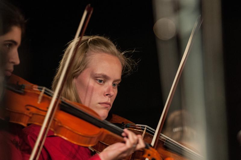  D3C_1870.JPG </br ><small> 2012-06-14 21:13</br >NIKON D300 + 70.0-200.0 mm f/2.8<br /> 200mm 1/50s f/3.2 ISO 1000</small>