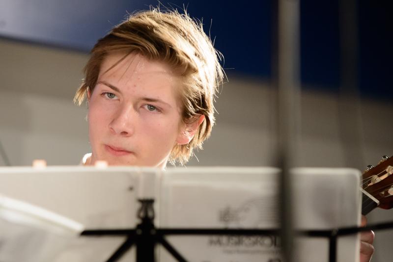  20130502_PB8_5169.JPG </br >Høje-Taastrup Kommunale Musikskole</br > <small> 2013-05-02 21:08</br >NIKON D800 + 70.0-200.0 mm f/2.8<br /> 180mm 1/200s f/4 ISO 2500</small>