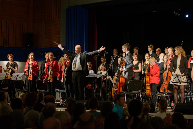  20130502_PB8_5200.JPG </br >Høje-Taastrup Kommunale Musikskole</br > <small> 2013-05-02 21:31</br >NIKON D800 + 70.0-200.0 mm f/2.8<br /> 70mm 1/80s f/4 ISO 900</small>