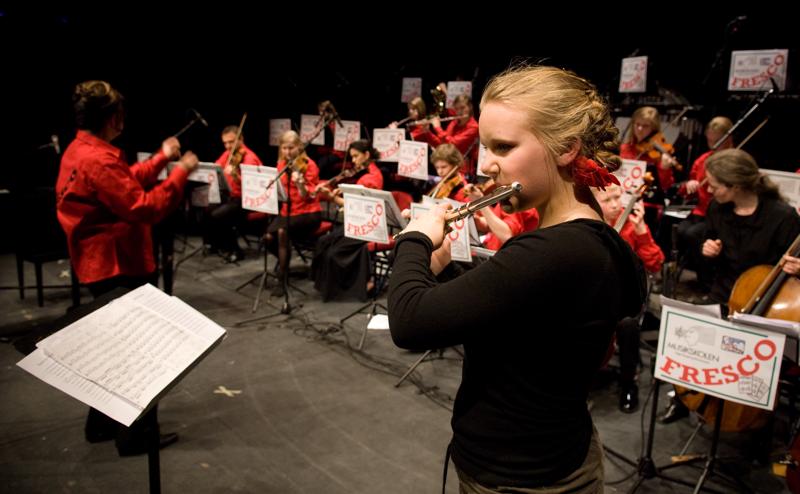  D2C_6100.jpg </br >Gallakoncert m/Sigurd og Hoje-Taastrup Kommunale Musikskole</br > <small> 2008-04-02 18:22</br >NIKON D200 17mm 1/90s f/2.8 ISO 400</small>