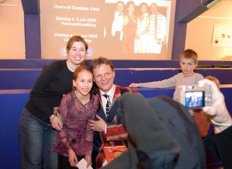 D2C_6330.jpg </br >Gallakoncert m/Sigurd og Hoje-Taastrup Kommunale Musikskole</br > <small> 2008-04-02 20:40</br >NIKON D200 17mm 1/10s f/2.8 ISO 800</small>