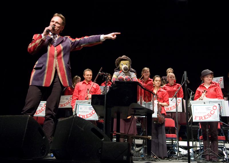  _DSC1379-Edit.jpg </br >Gallakoncert m/Sigurd og Hoje-Taastrup Kommunale Musikskole</br > <small> 2008-04-02 18:13</br >NIKON D70 26mm 1/30s f/2.8 ISO 640</small>