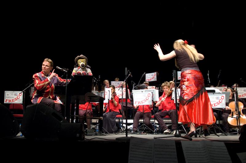  _DSC1394-Edit.jpg </br >Gallakoncert m/Sigurd og Hoje-Taastrup Kommunale Musikskole</br > <small> 2008-04-02 18:16</br >NIKON D70 19mm 1/30s f/2.8 ISO 500</small>