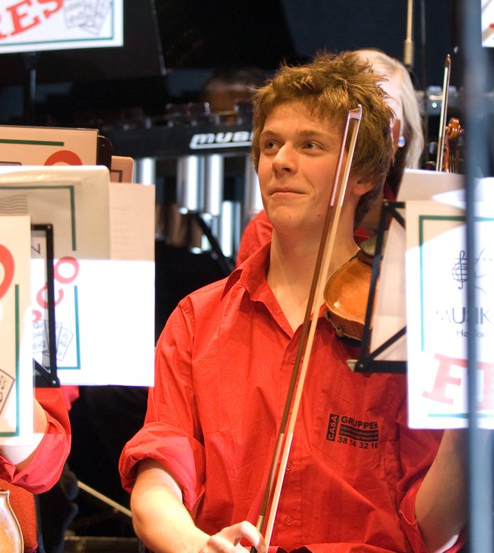  D2C_6128.jpg </br >Gallakoncert m/Sigurd og Hoje-Taastrup Kommunale Musikskole</br > <small> 2008-04-02 19:07</br >NIKON D200 82mm 1/30s f/2.8 ISO 360</small>