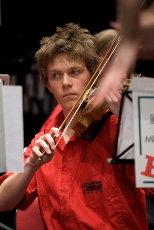  D2C_6132.jpg </br >Gallakoncert m/Sigurd og Hoje-Taastrup Kommunale Musikskole</br > <small> 2008-04-02 19:15</br >NIKON D200 180mm 1/30s f/2.8 ISO 280</small>