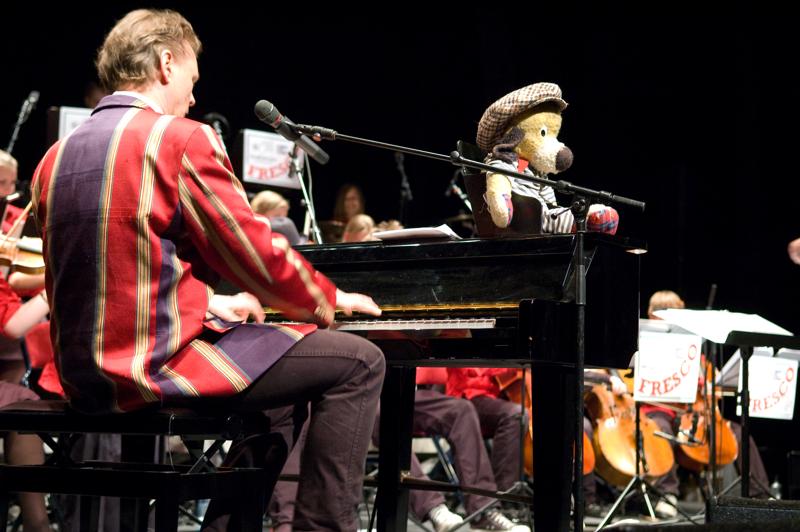 _DSC1370.jpg </br >Gallakoncert m/Sigurd og Hoje-Taastrup Kommunale Musikskole</br > <small> 2008-04-02 18:12</br >NIKON D70 44mm 1/30s f/2.8 ISO 1000</small>