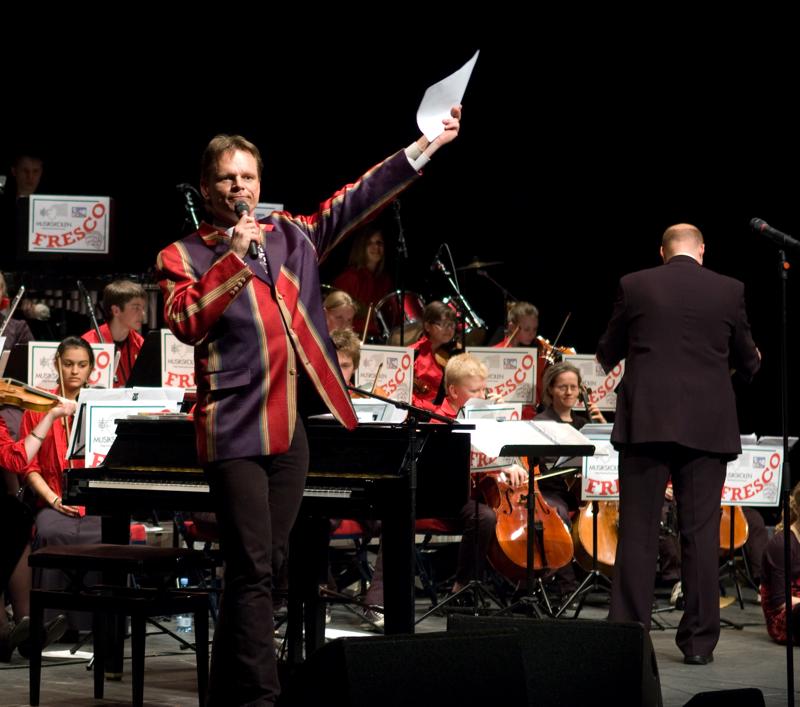  _DSC1403.jpg </br >Gallakoncert m/Sigurd og Hoje-Taastrup Kommunale Musikskole</br > <small> 2008-04-02 18:54</br >NIKON D70 55mm 1/30s f/2.8 ISO 500</small>