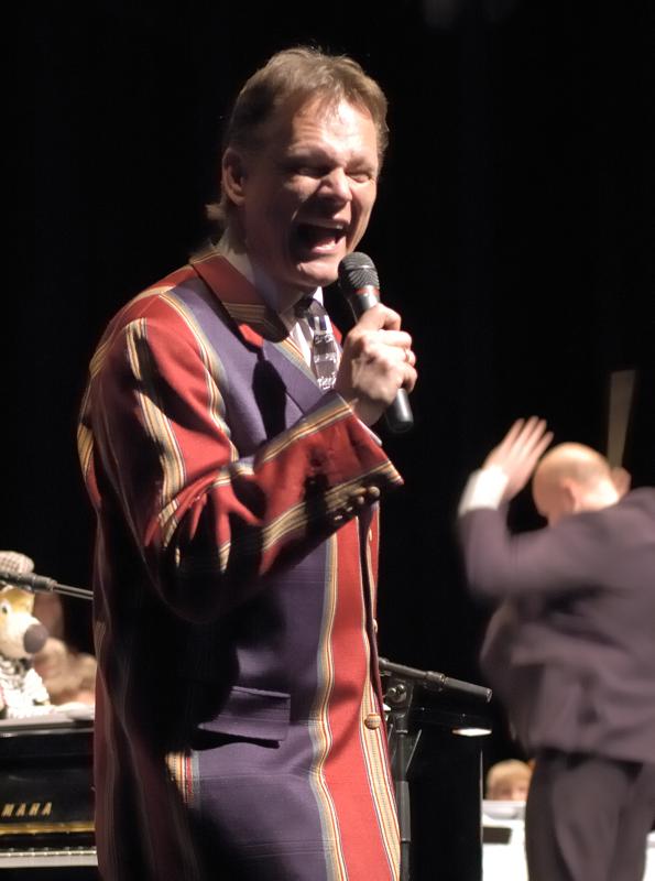  _DSC1414_NX.jpg </br >Gallakoncert m/Sigurd og Hoje-Taastrup Kommunale Musikskole</br > <small> 2008-04-02 18:58</br >NIKON D70 55mm 1/30s f/2.8 ISO 1100</small>