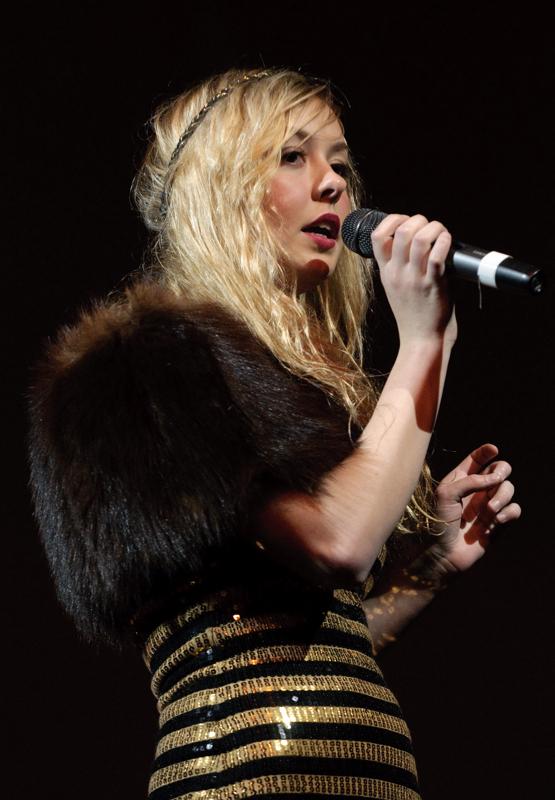  D3C_2935.jpg </br ><small> 2010-05-06 20:54</br >NIKON D300 135mm 1/100s f/4 ISO 1600</small>